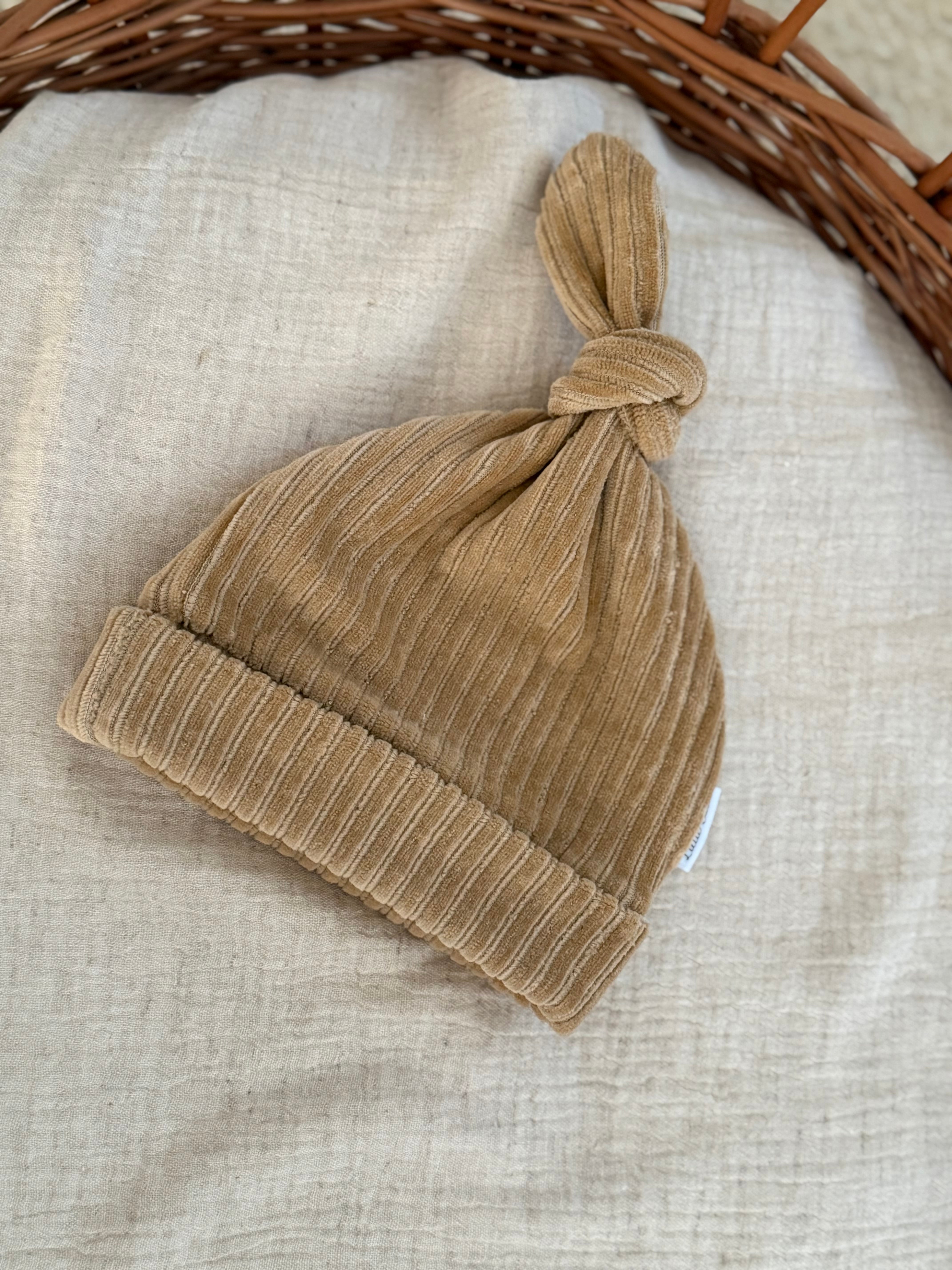 Mutsje - fluweel rib mosterd - For Your Little Cutie