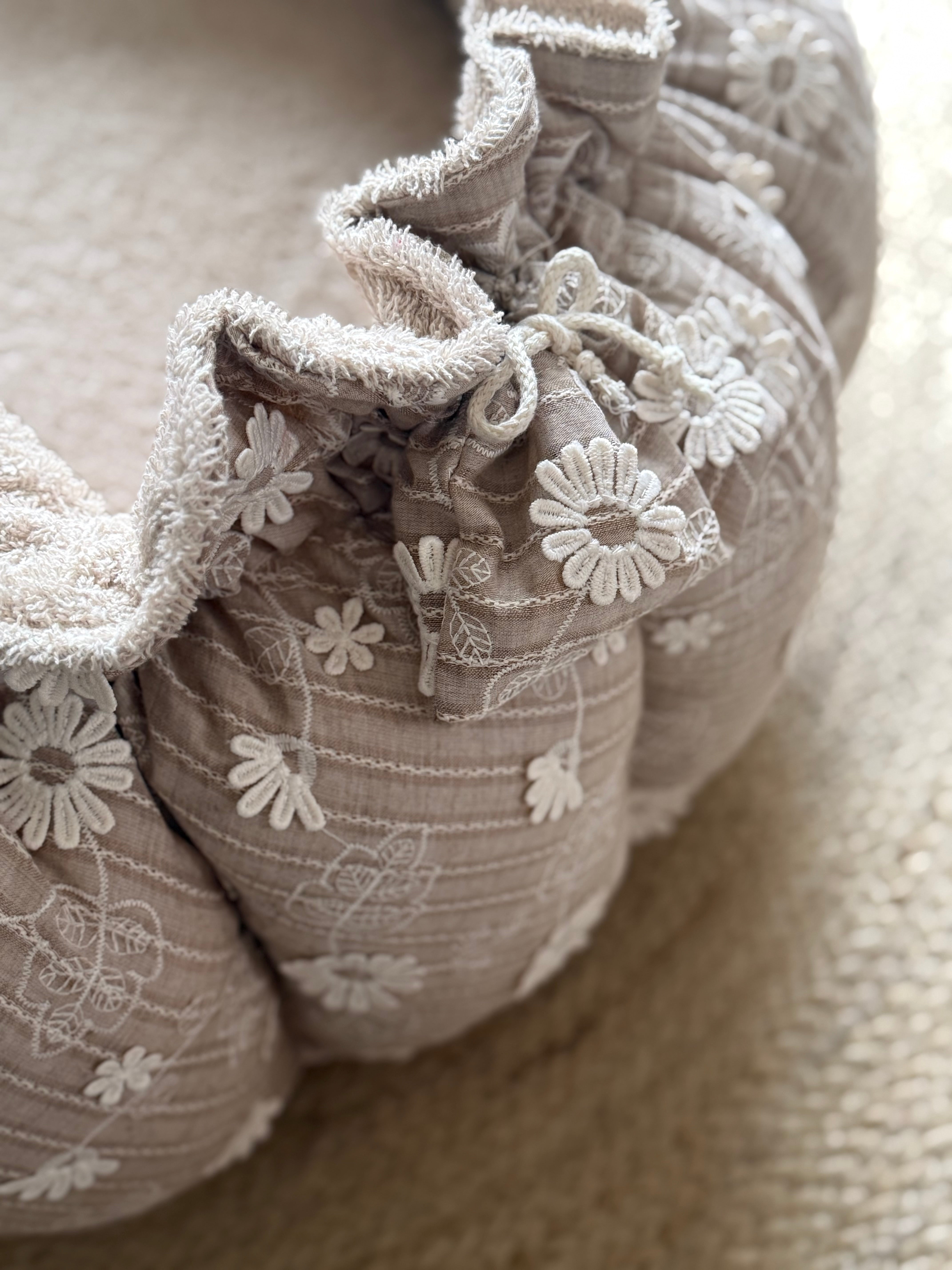 Luxe Babynest/speelkleed - Beige met 3D bloemen - For Your Little Cutie