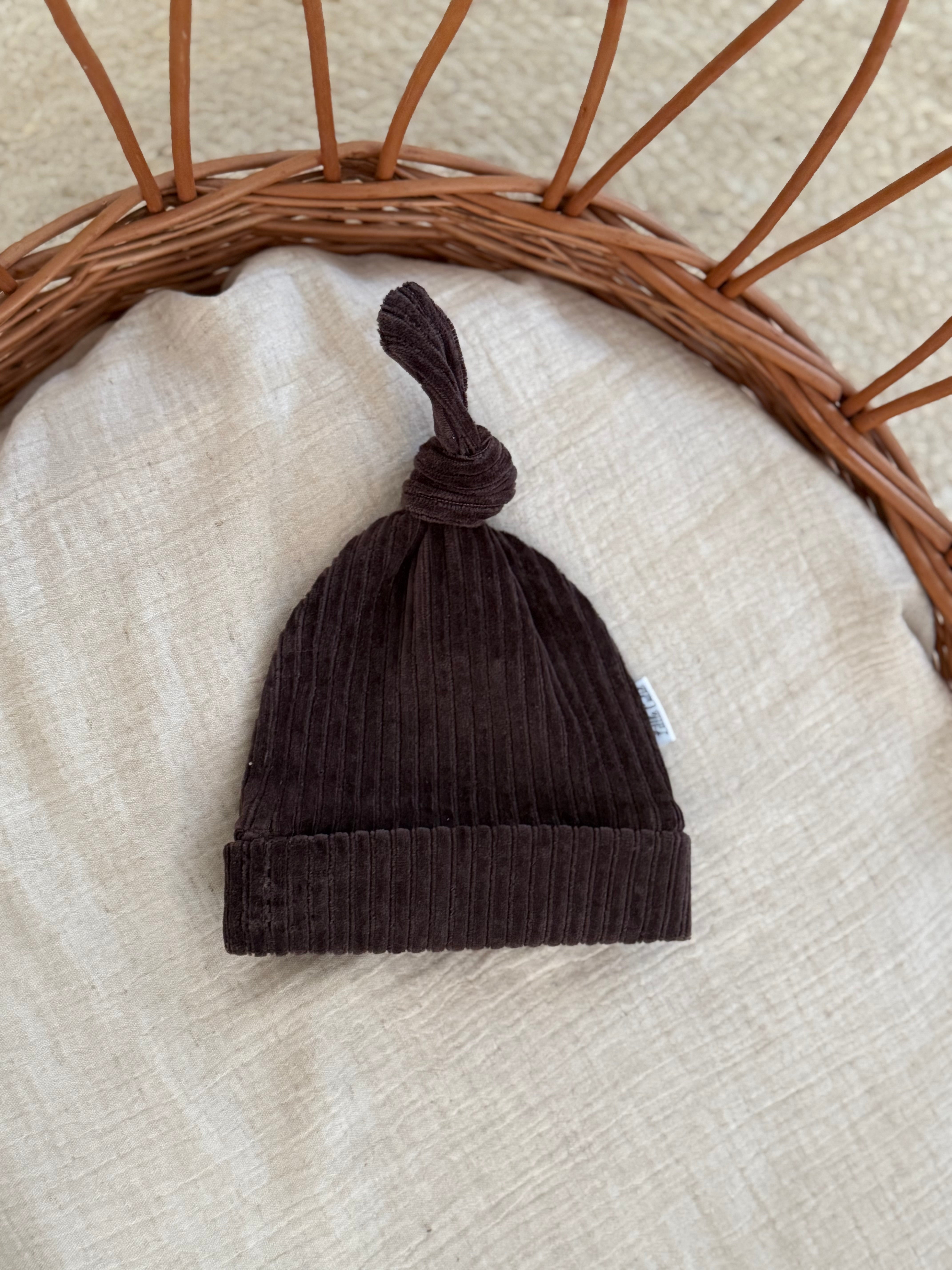 Mutsje - fluweel rib donker bruin - For Your Little Cutie