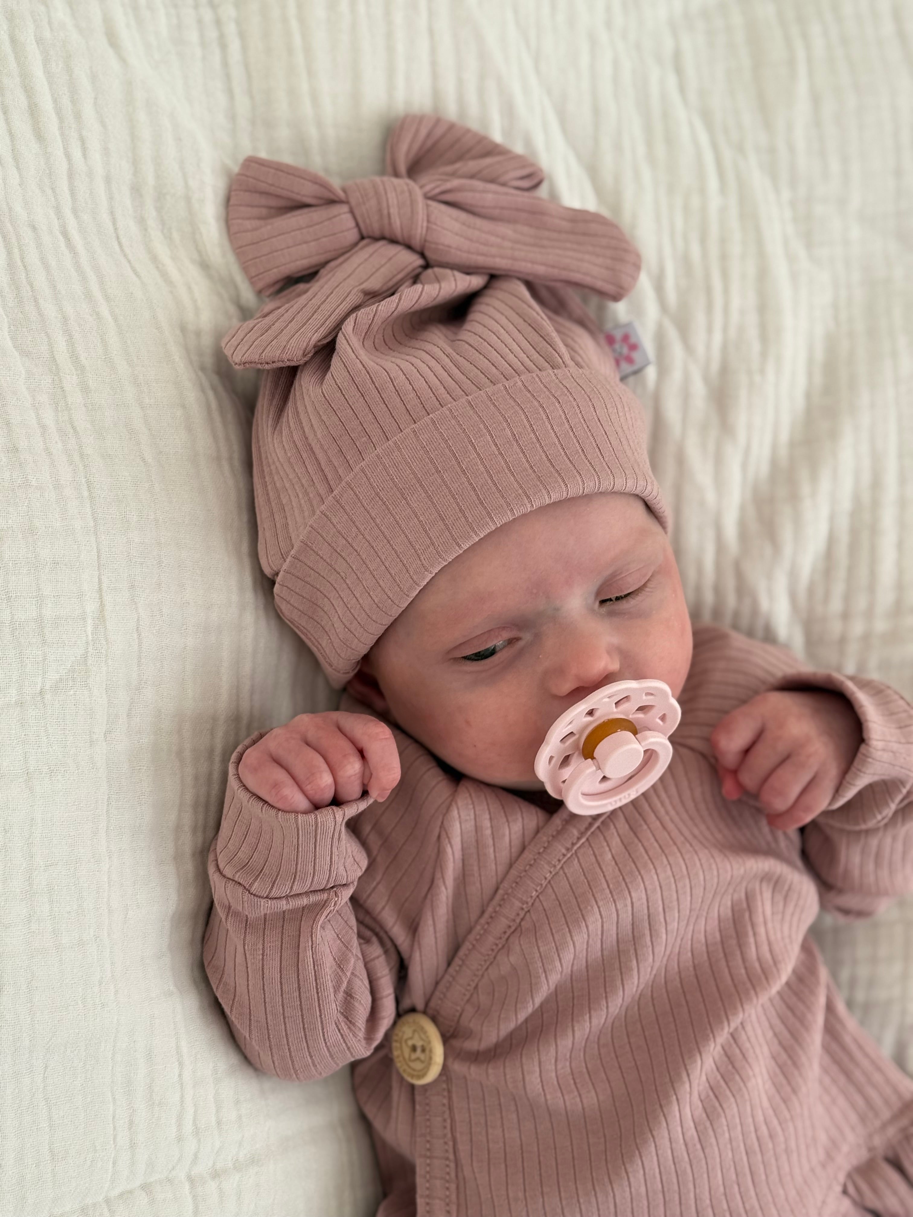 Mutsje strik jersey rib - roze - For Your Little Cutie