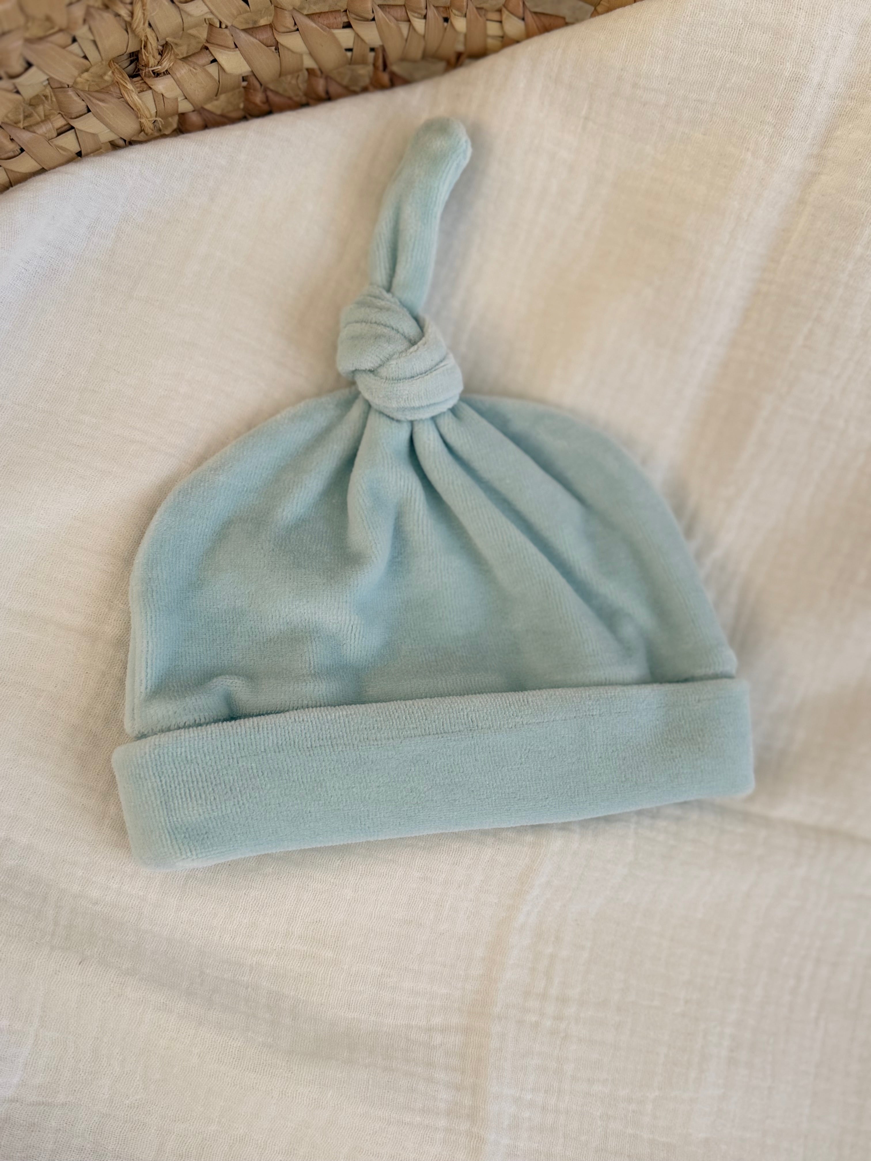 Mutsje - velours baby blauw