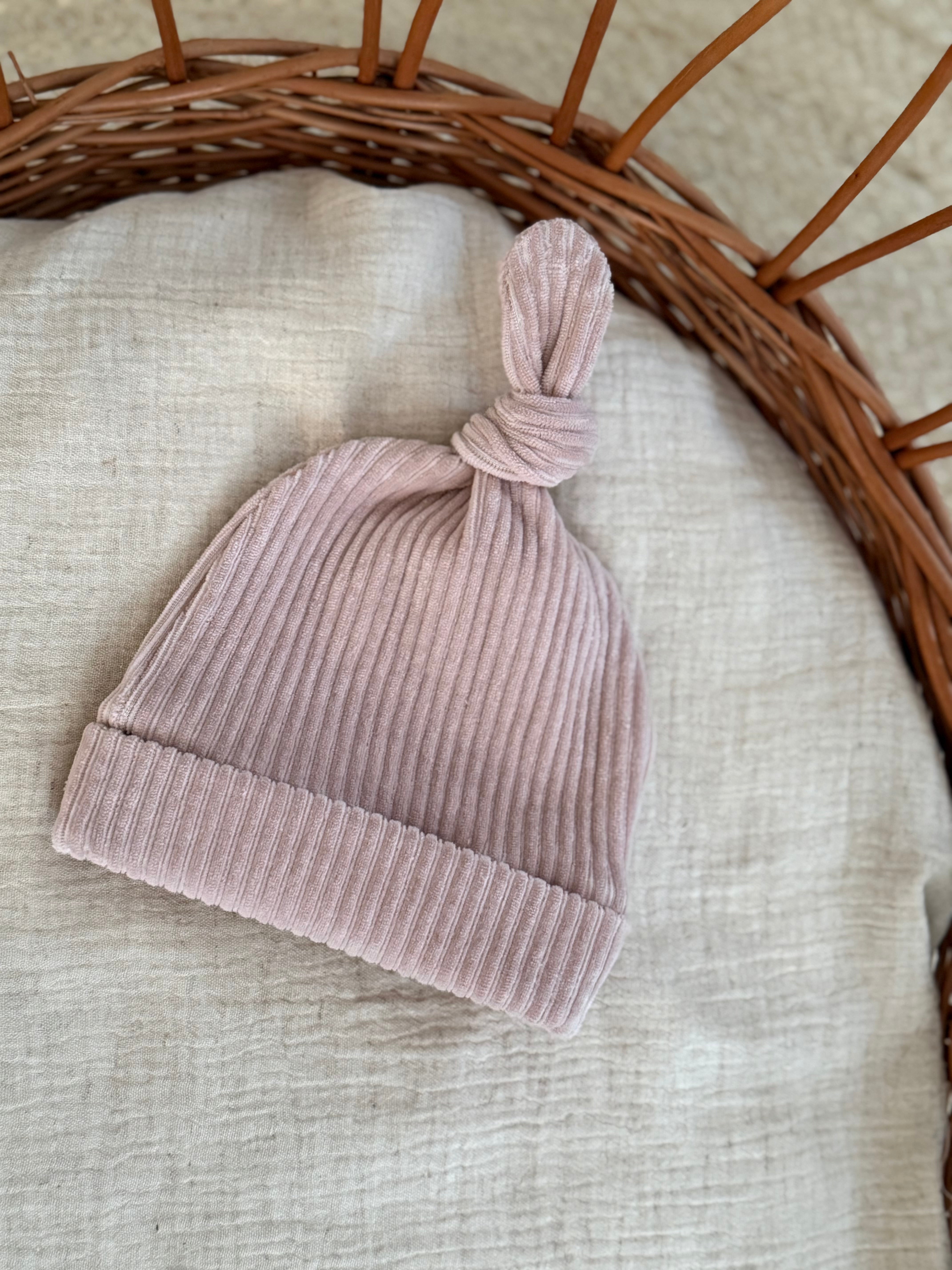 Mutsje - fluweel rib zalm - For Your Little Cutie