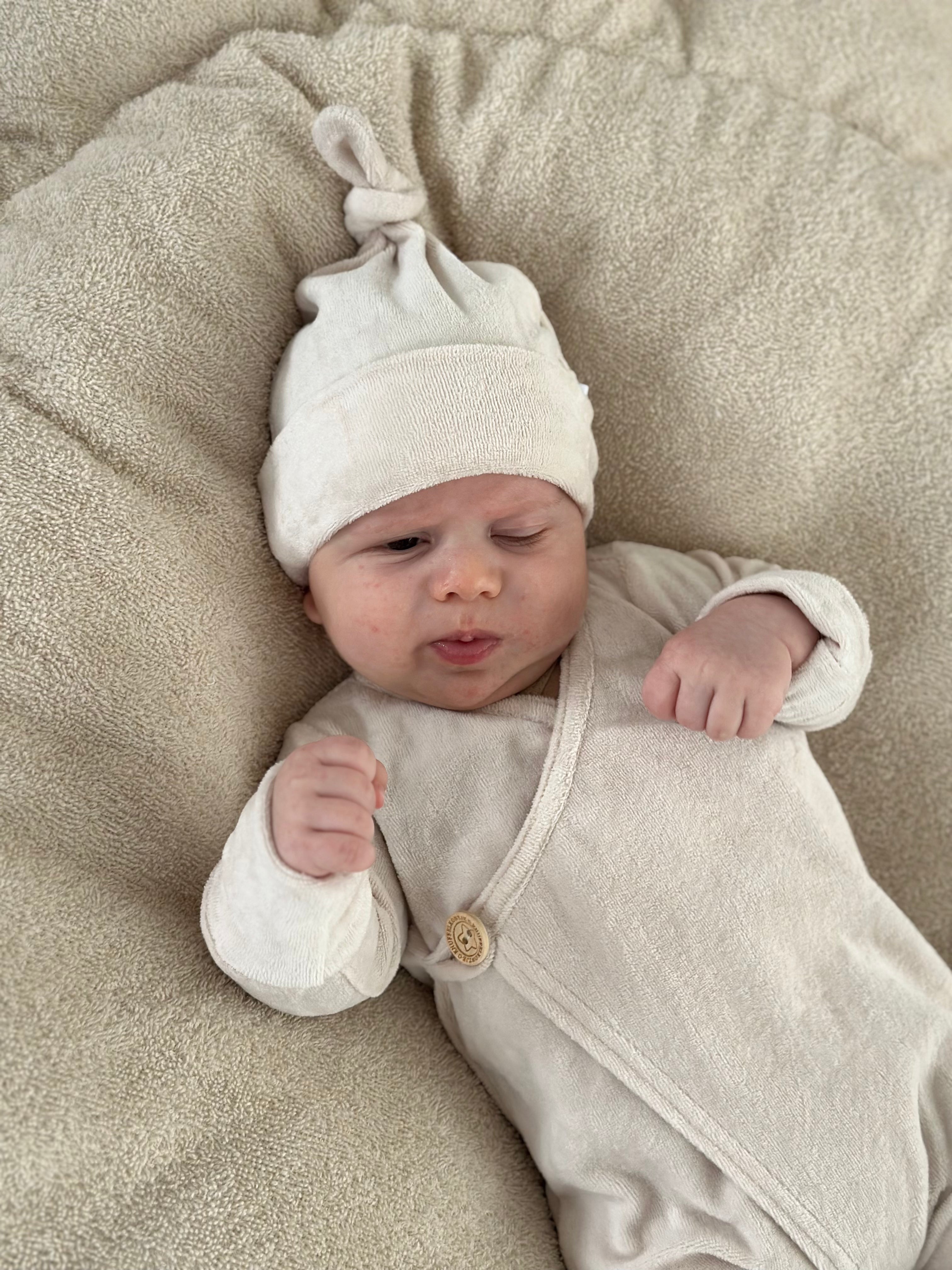 Mutsje unisex - velours creme - For Your Little Cutie