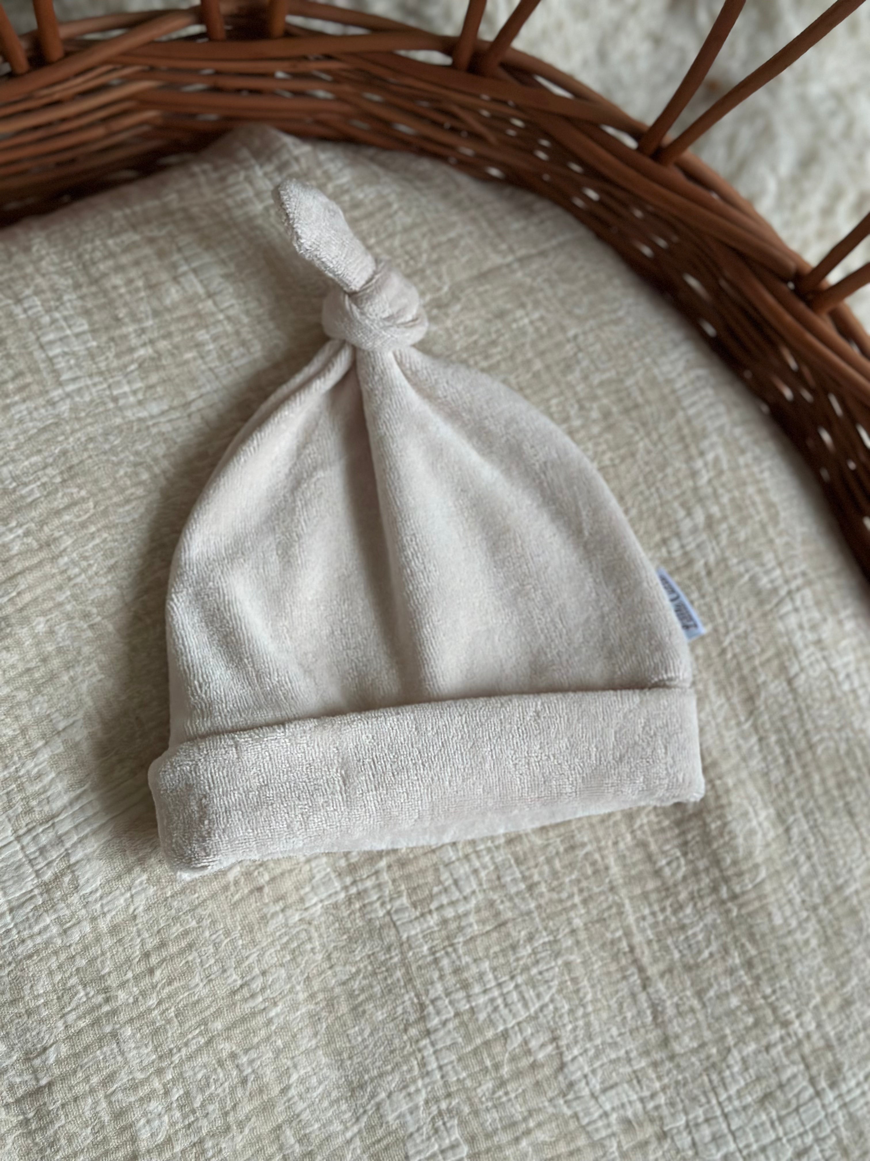 Mutsje unisex - velours creme - For Your Little Cutie