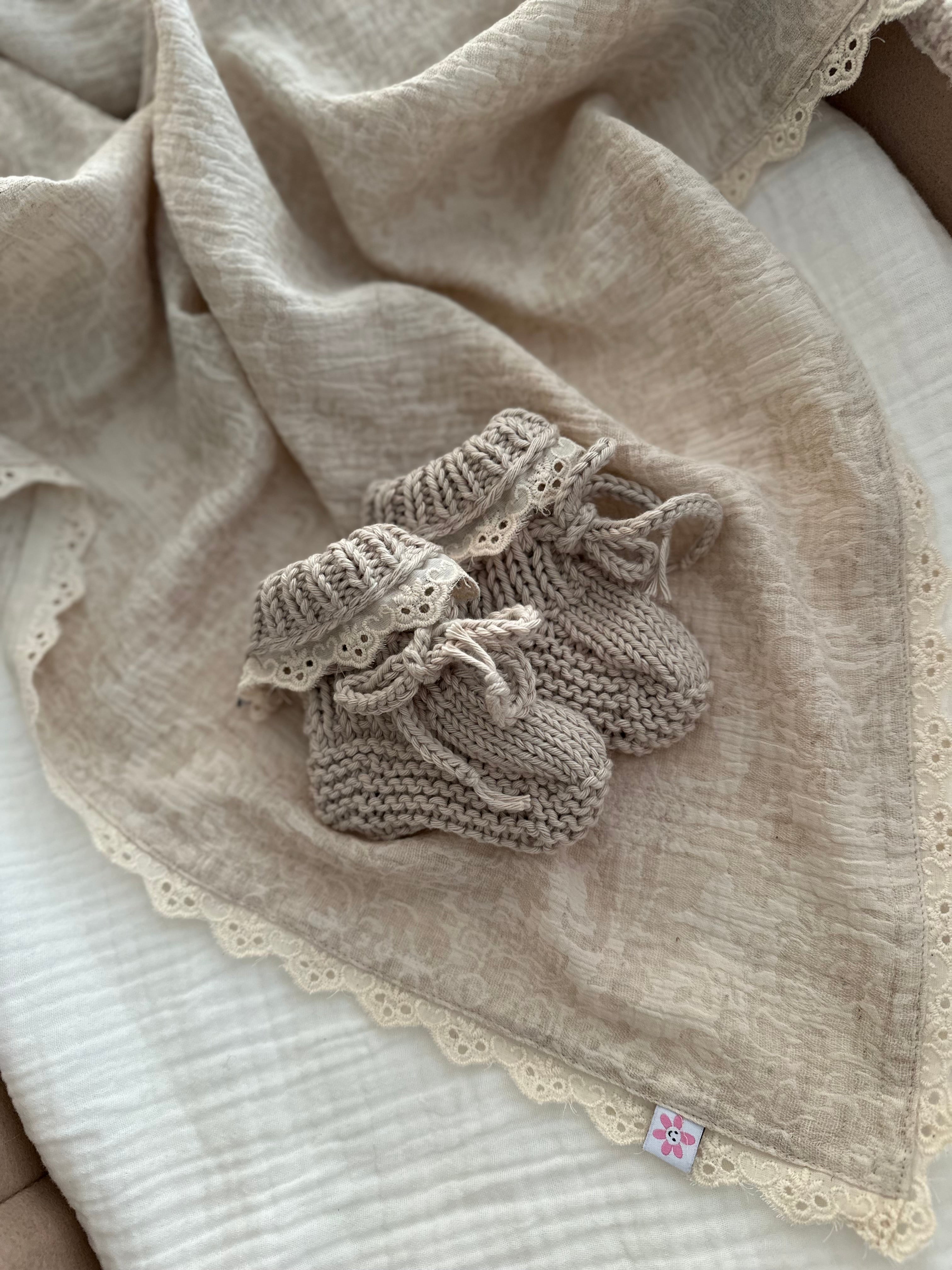 Slofjes broderie - katoen sand - For Your Little Cutie