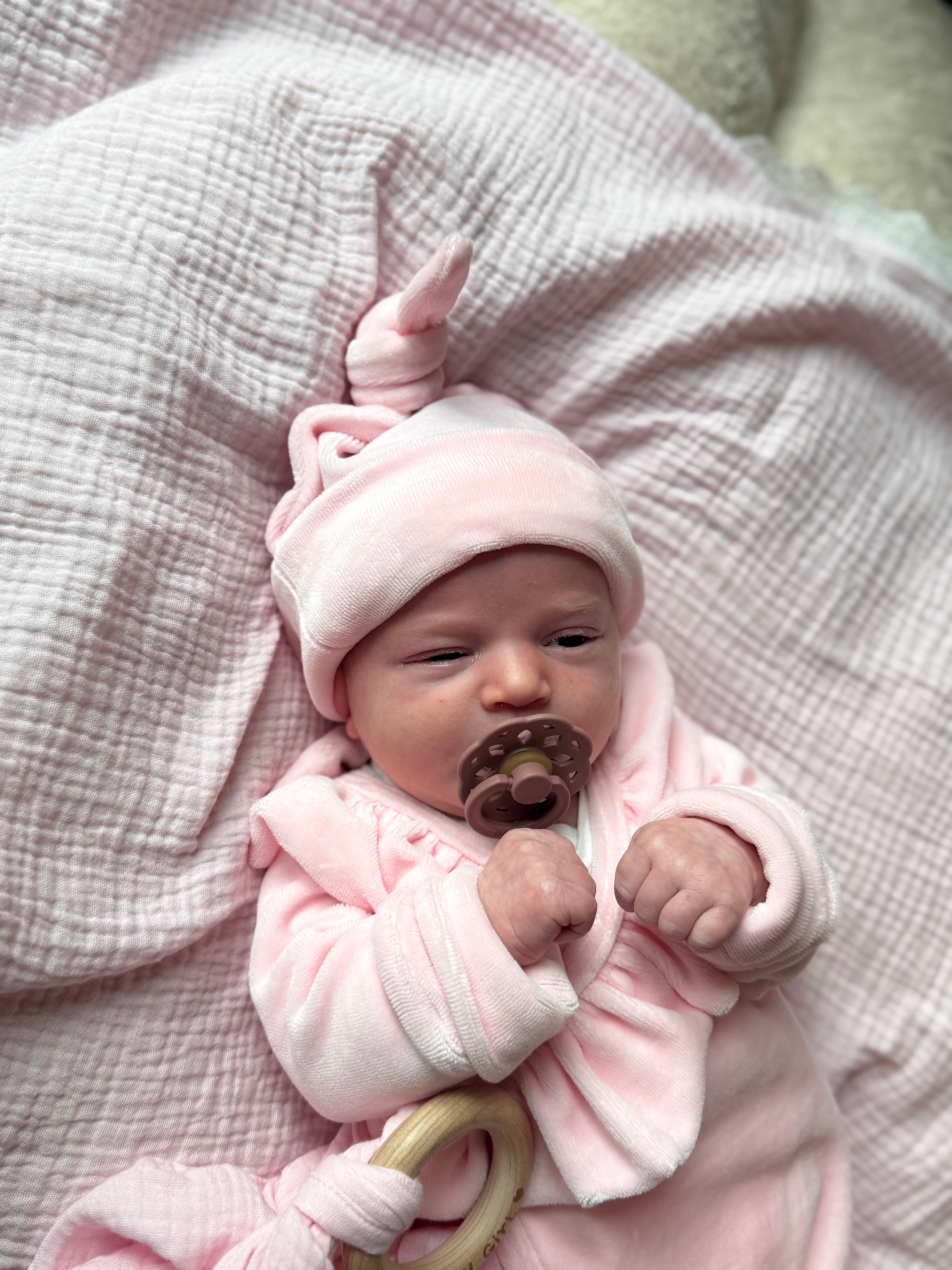 Mutsje velours - licht roze - For Your Little Cutie