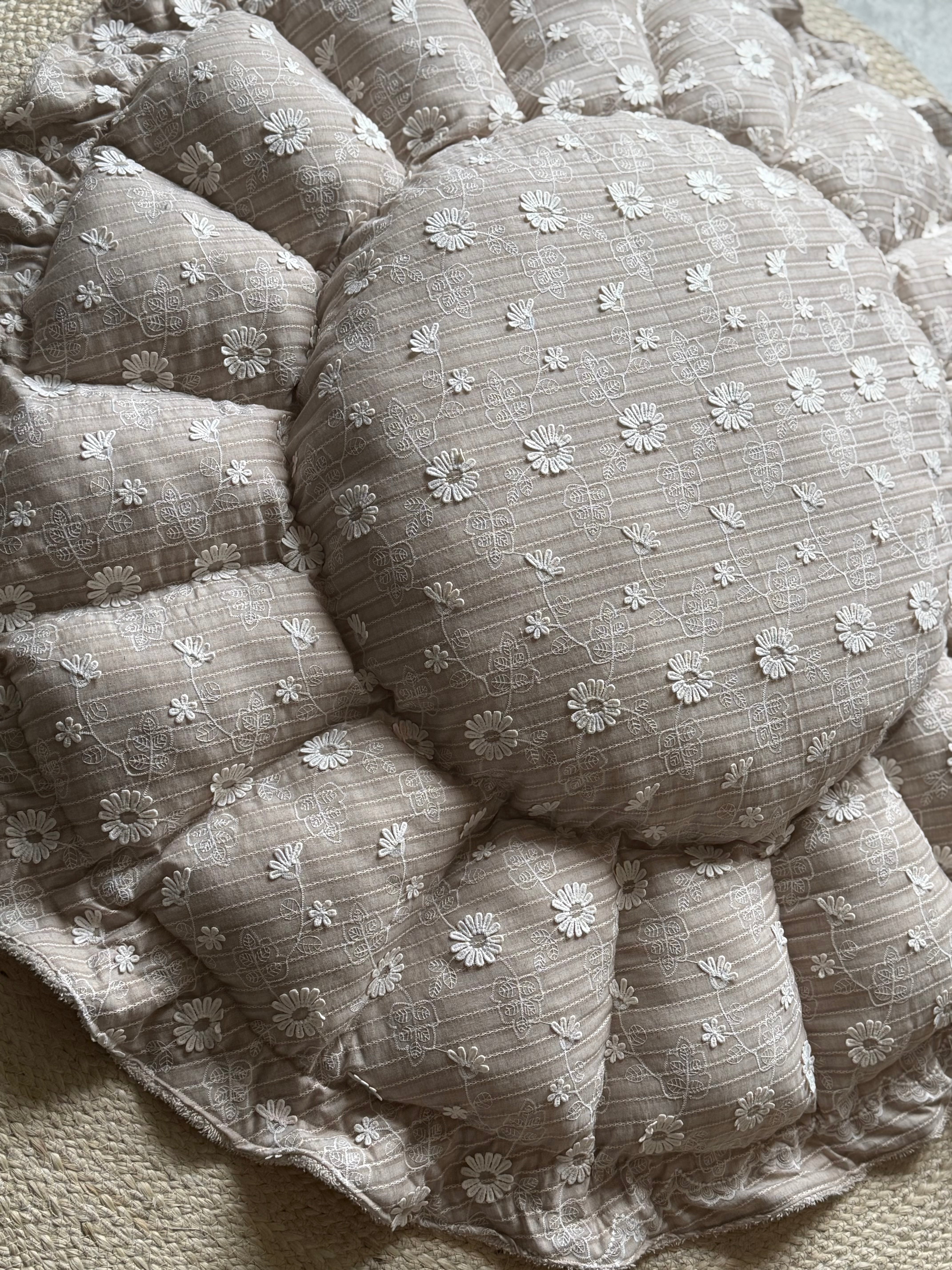 Luxe Babynest/speelkleed - Beige met 3D bloemen - For Your Little Cutie