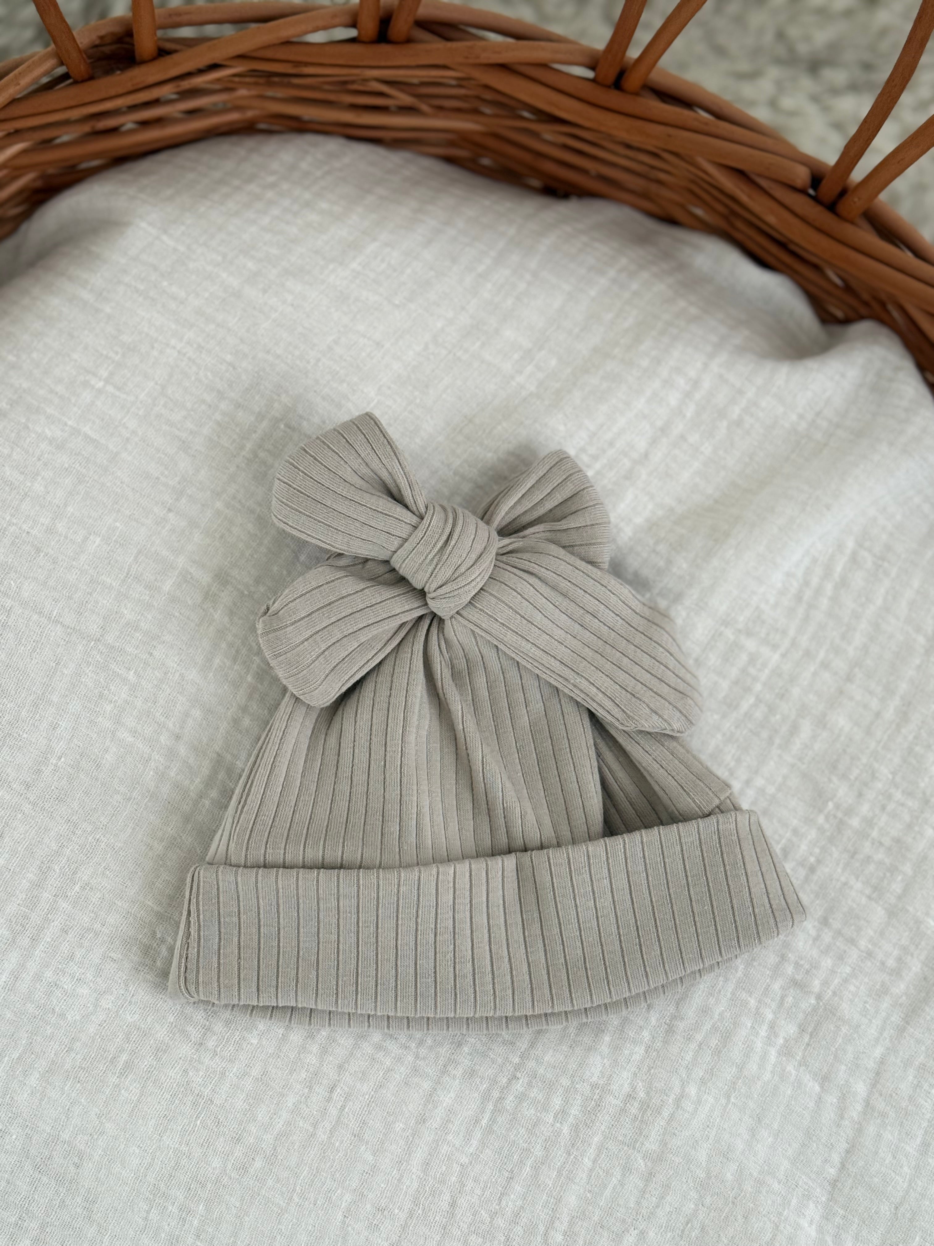 Mutsje strik jersey rib - beige - For Your Little Cutie