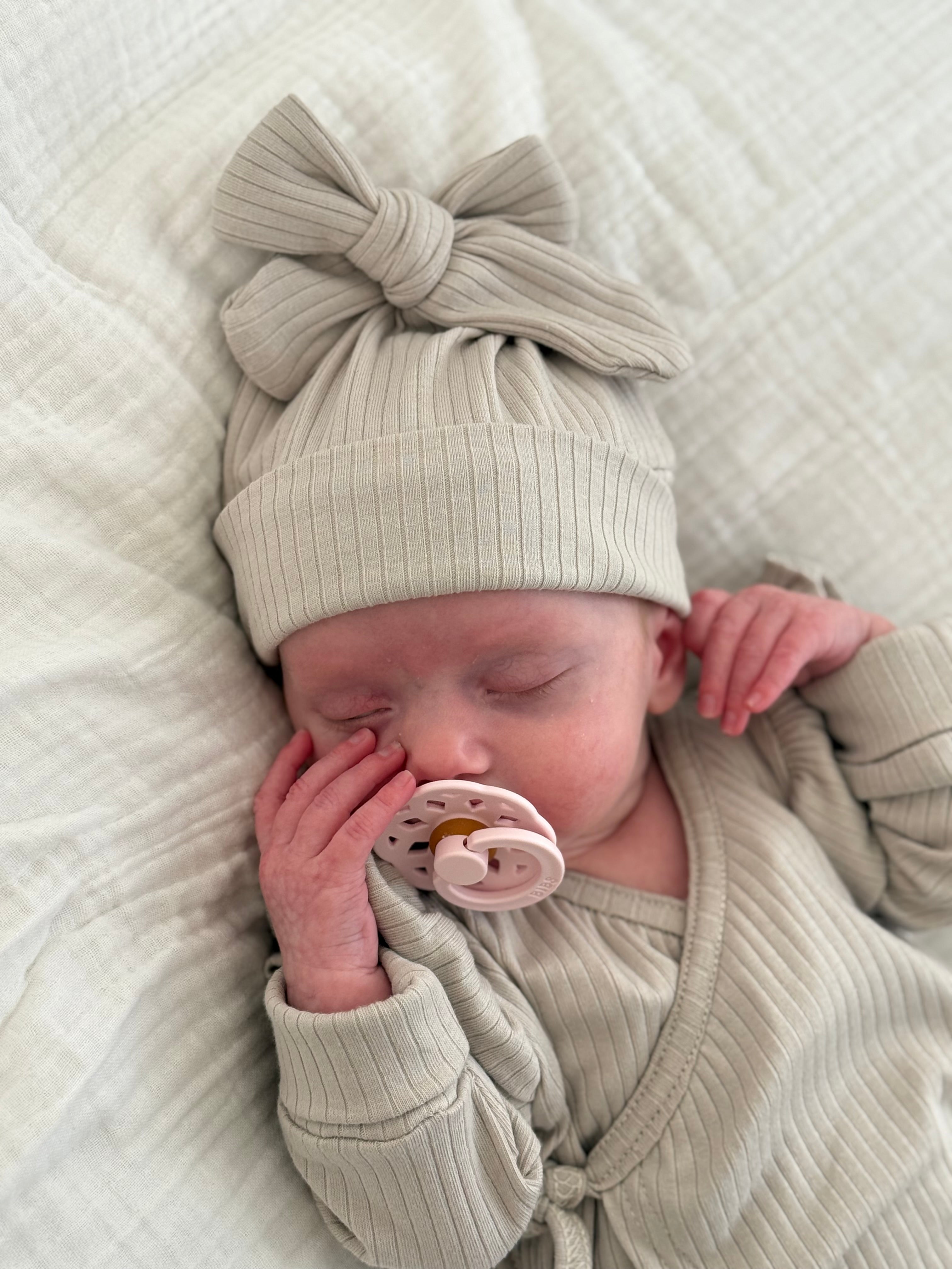 Mutsje strik jersey rib - beige - For Your Little Cutie