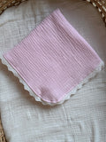 Mousseline doek broderie - Baby roze - For Your Little Cutie