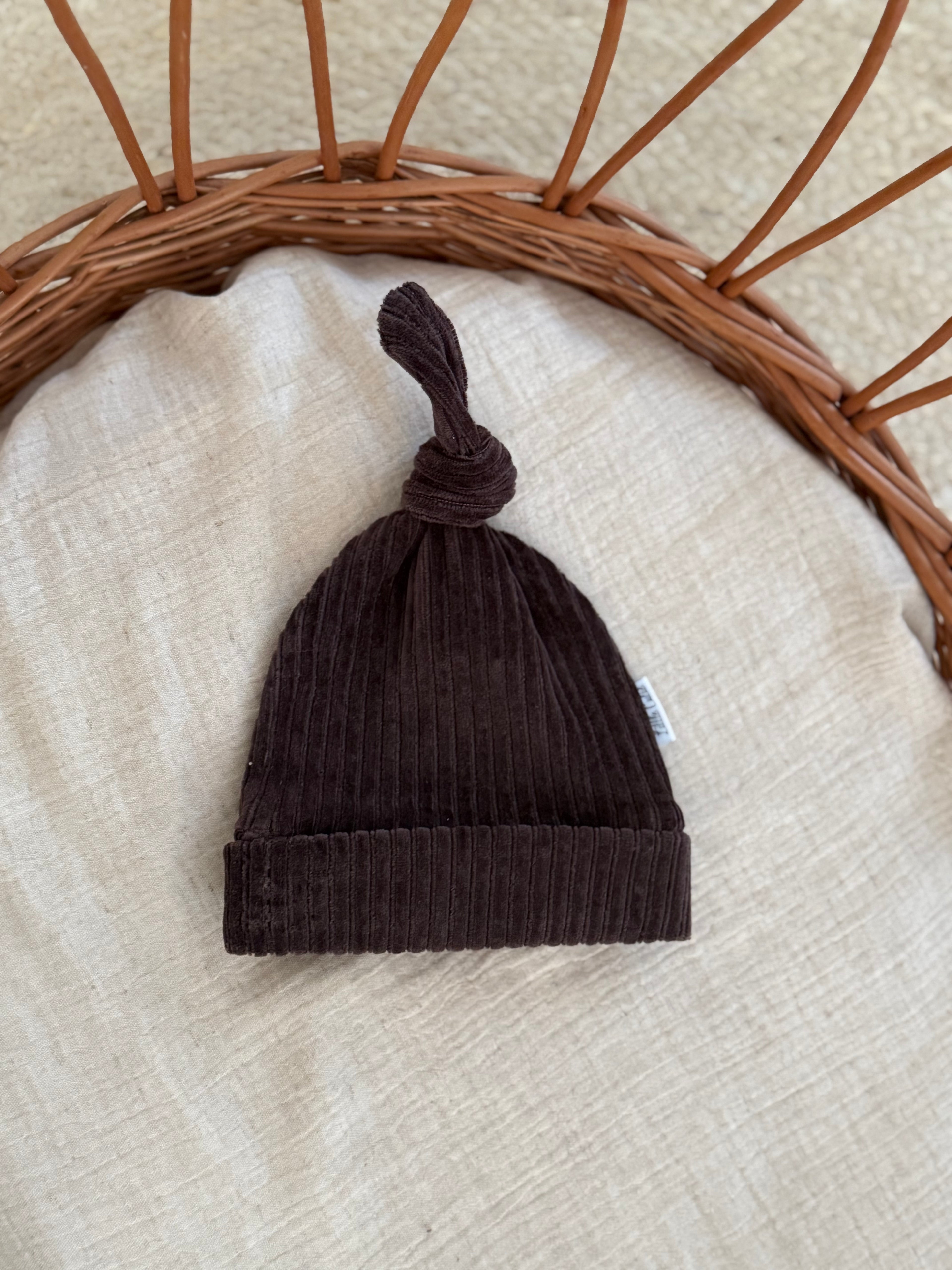 Mutsje - fluweel rib donker bruin - For Your Little Cutie