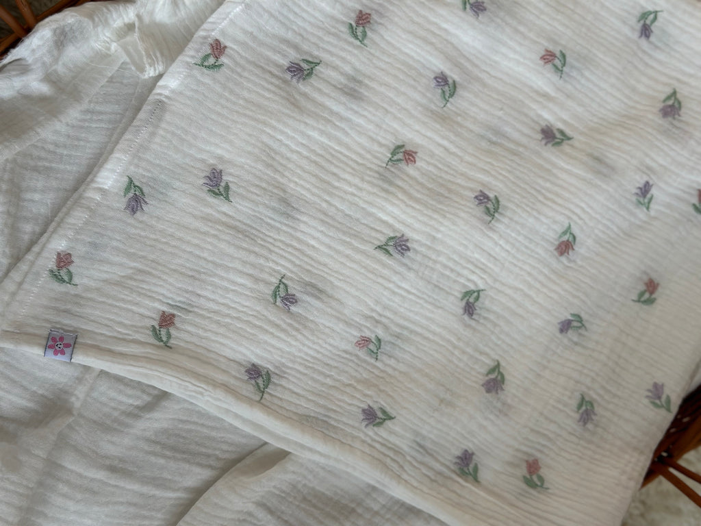 Mousseline - geborduurde bloem - For Your Little Cutie