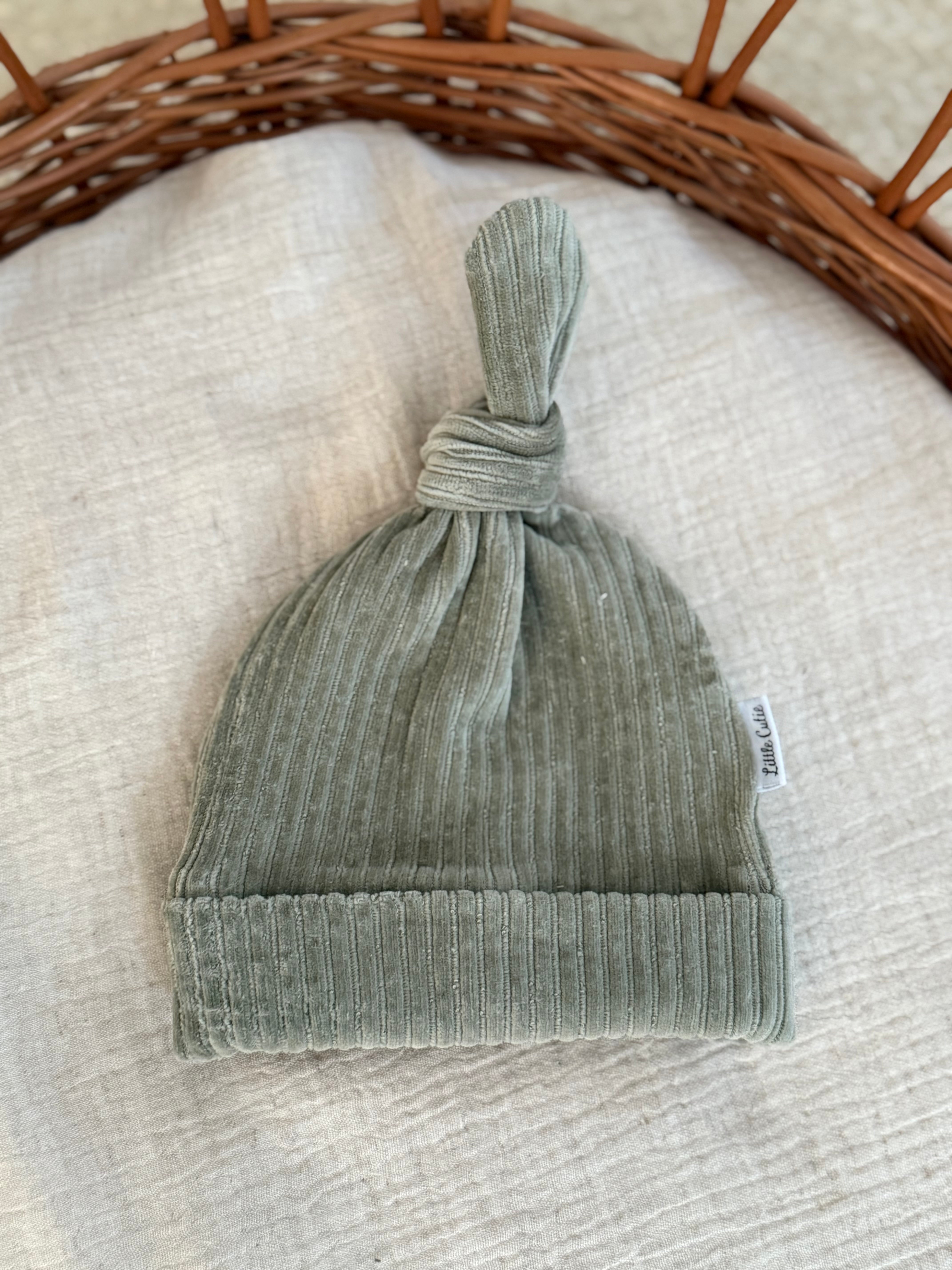 Mutsje - fluweel rib groen - For Your Little Cutie